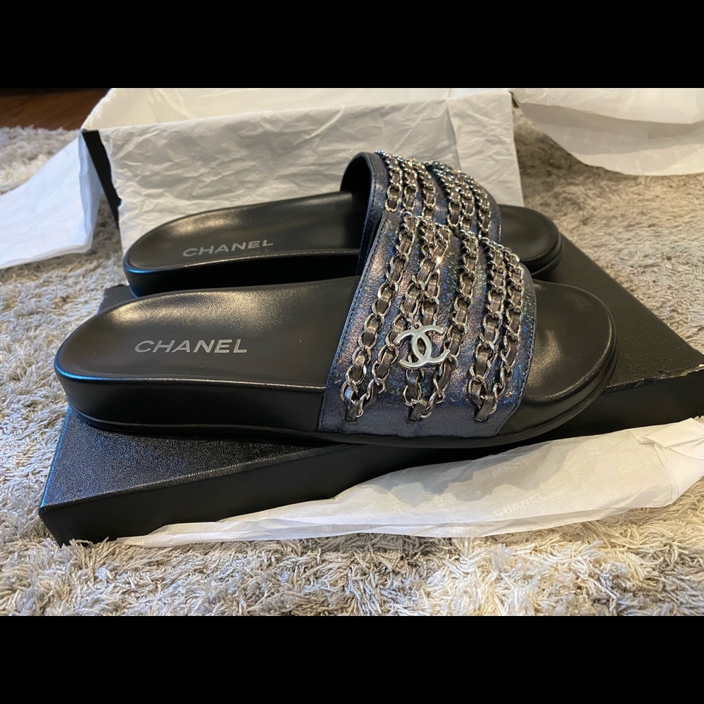 CHANEL chain slides 39